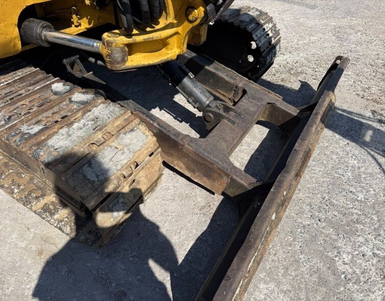 CATERPILLAR  304 **MINI EXCAVATOR**